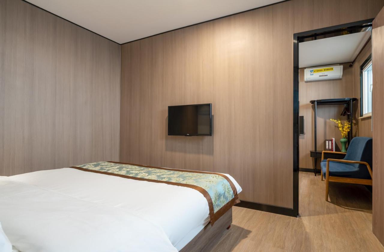 East Sacred Hotel ᴸᴱo---Foreign Accept---Tourism Service English-Speaking 丨 Near Tiananmen Forbidden City丨very Close To Metro Zhangzizhong And Beixinqiao 丨european Foot Ball English丨free Advance Tickets And Laundry Drying Service Coffee Snacks Pekin Zewnętrze zdjęcie